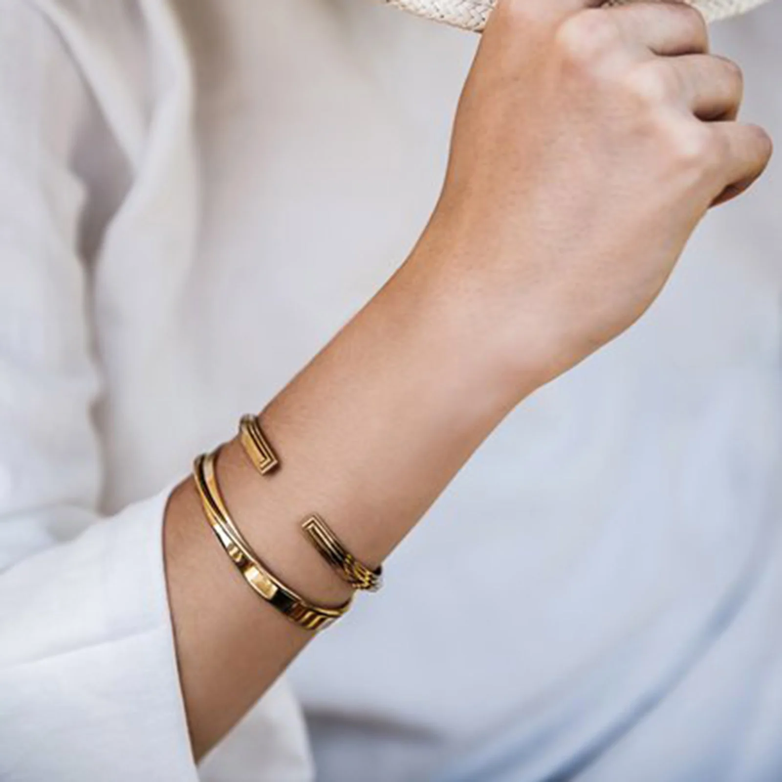 Curved Bracelet gold - Image 2