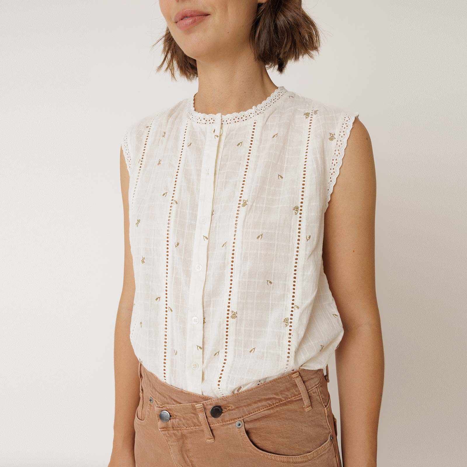 Embroidered Short Sleeve Blouse crudo